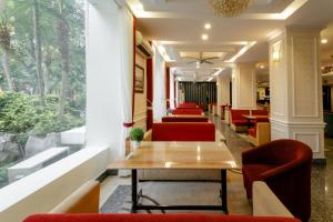 White Palace Thai Binh Hotel的休息区