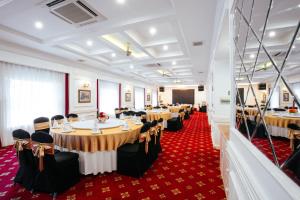 White Palace Thai Binh Hotel餐厅或其他用餐的地方
