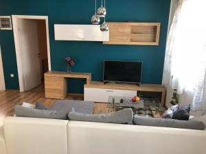 Televízia a/alebo spoločenská miestnosť v ubytovaní Holiday house in Zadar with balcony, air conditioning, W-LAN, washing machine (4576-1)