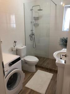 Kúpeľňa v ubytovaní Holiday house in Zadar with balcony, air conditioning, W-LAN, washing machine (4576-1)