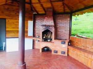 un horno de ladrillo al aire libre en un pabellón en Glamping sede campestre Mirador de Pueblo Viejo en Guatavita