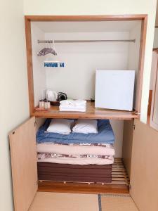 een kamer met een kast met opvouwbare handdoeken bij Joya in Ishigaki Island