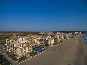 een luchtzicht op een stad met een strand en gebouwen bij Obzor Beach Resort in Obzor