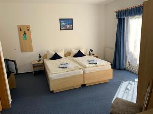 Кровать или кровати в номере Hotel Pension Neptun