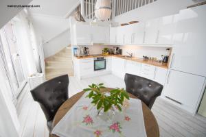 cocina con mesa y sillas en una habitación en Kalvåg Holidayapartment, en Kalvåg