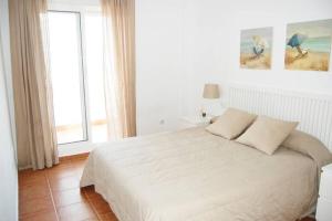 sypialnia z białym łóżkiem i oknem w obiekcie Chalet Paraíso Buganvillas w mieście Vera +32 zdjęcia