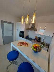 Una cocina con un bol de fruta en la encimera. en Kuća za odmor Sara, en Dramalj