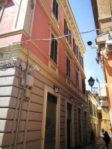 un bâtiment au milieu d'une rue dans l'établissement B&B Palazzo de "Il Nuovo Duca Minimo", à Pescara