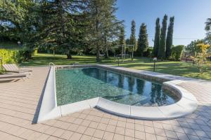 - une piscine dans un parc avec une aire de jeux dans l'établissement DOLF - Villa Elisa, à Tolentino
