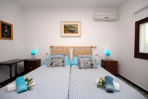 1 dormitorio con 1 cama grande y 2 almohadas en Villa Torrent, en Puerto de Alcudia
