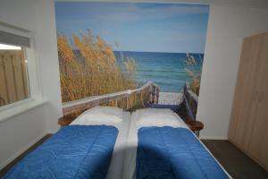Cama en habitación con vistas al océano en appartement Dorpsplein 35 Koudekerke, en Koudekerke