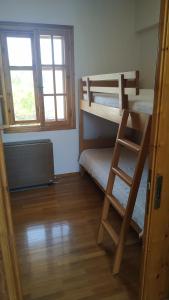a room with two bunk beds and a window at Phaedra's Mesonet in Málta