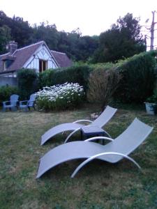 a metal object on the grass in a yard at L'Ajoussienne in Ajou