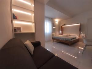 een woonkamer met een bank en een bed bij B&B JOELE in Tropea