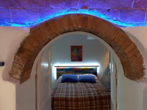 um quarto com uma arcada com uma cama em Il Fienile em Ripafratta