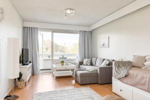 ein Wohnzimmer mit einem Sofa und einem Tisch in der Unterkunft Apartments Borg Dyyni in Pori