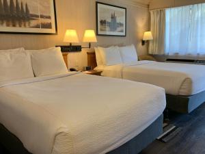 橡港的住宿－奧克港車夫酒店，酒店客房设有两张床和窗户。