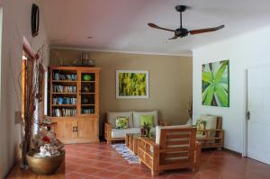 uma sala de estar com um sofá e uma estante de livros em L'Habitation Cerf Island em Cerf Island