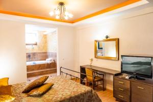A television and/or entertainment centre at Country Inn