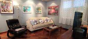 un soggiorno con divano e sedia di Blue Stella Luxury Apartment a Spalato (Split)