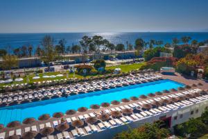 una vista aérea de un complejo con piscina y sombrillas en Hotel SU & Aqualand en Antalya