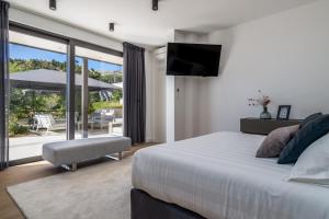 Posteľ alebo postele v izbe v ubytovaní Luxury VILLA CECILIA with 4 en-suite bedrooms located 250m from the beach in Podstrana, max 8 people + 37 fotografií