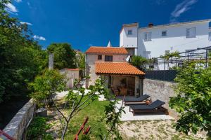 波尔杰Nonna Stara的一座带庭院的房屋和一座建筑