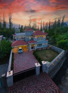 een luchtzicht op een groot huis met een oprit bij Arish Luxury Suites in Skardu