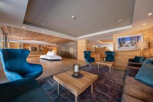 Posedenie v ubytovaní Ciampedie Luxury Alpine Spa Hotel