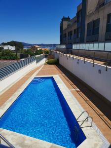 una piscina en la azotea de un edificio en Apartamento Cabodeiro - Illa de Arousa, en A Illa de Arousa