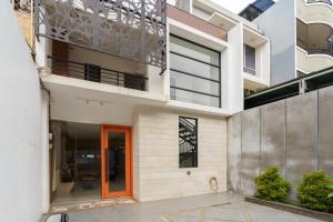 eine Außenansicht eines Hauses mit einer orangefarbenen Tür in der Unterkunft RedDoorz near Seasons City Mall 3 in Jakarta