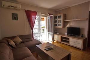 TV a/nebo společenská místnost v ubytování Apartment Domagoj