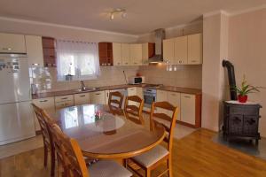 Kuchyň nebo kuchyňský kout v ubytování Apartment Domagoj