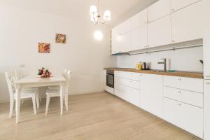 Kuchyň nebo kuchyňský kout v ubytování Apartment Azalea - Cremia