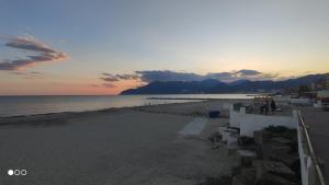 - Vistas a la playa al atardecer con el océano en Casa Angela, en Salerno