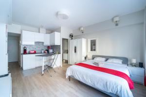 Kuchyň nebo kuchyňský kout v ubytování Luxury Studio In the EU Area