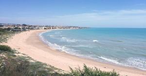 widok na plażę z oceanem w obiekcie La Dimora di Ntò w mieście Villaggio Azzurro