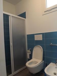 a bathroom with a toilet and a sink at La Dimora di Ntò in Villaggio Azzurro