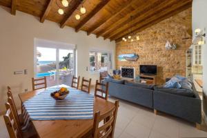 Televízia a/alebo spoločenská miestnosť v ubytovaní Cathrin Beachfront Villa