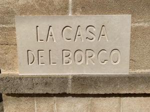 スペッキアにあるLa Casa del Borgoの壁に掟掟を刻む