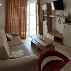 een woonkamer met een bank en een tafel bij Sofija in Bijela