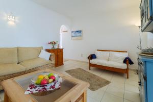 ein Wohnzimmer mit einer Obstschale auf dem Tisch in der Unterkunft Apartment Casa Alessandro mit Meerblick in Carvoeiro