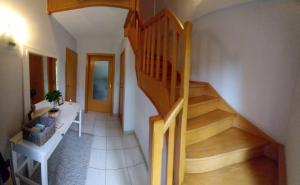 escalera de madera en una sala de estar con mesa en Les prussiens, en Wavre