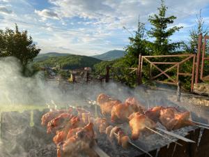 Ein Haufen Fleisch auf einem Grill in der Unterkunft Panorama Townhouse in Poljana