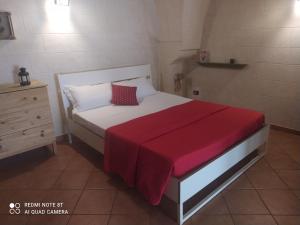 ジョーイア・デル・コッレにあるMarietta Houseの小さなベッドルーム(赤い毛布付きのベッド付)