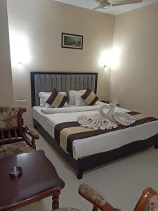 Postel nebo postele na pokoji v ubytování Hotel JMD International Katihar