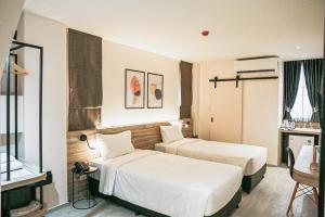 Postel nebo postele na pokoji v ubytování HOMITEL Bangkok