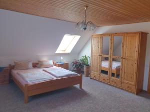 1 dormitorio con 1 cama y armario de madera en Ferienwohnung Luise, en Bansin