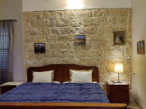 מיטה או מיטות בחדר ב-Mi'ilya CHOCOLATE HOUSE Guest house
