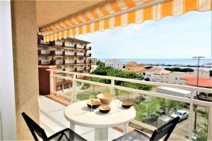 ロザスにあるGlobal Immo 2189 Rocmar 3 3 Cのバルコニー(テーブル、ワイン2杯付)
